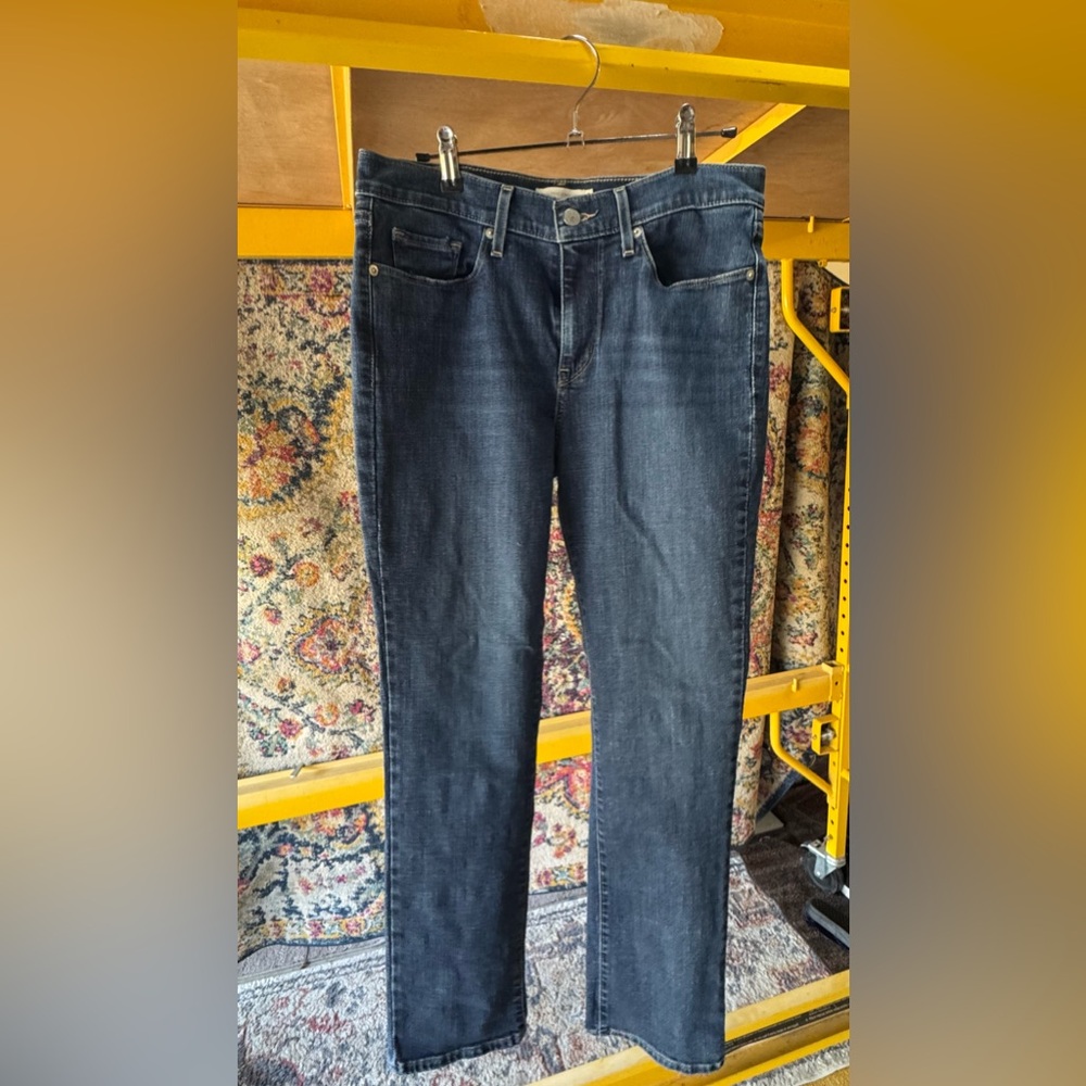 Levi’s Women’s Dark Blue Denim Jeans, classic straight leg. Size 8